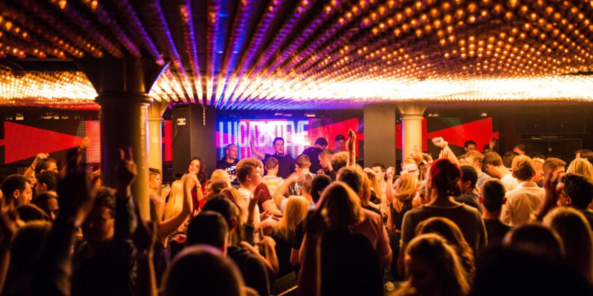 How Does a School Dance DJ Keep Students Entertained?